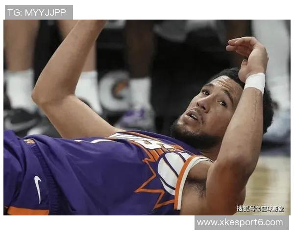 吉莱斯皮称赞布克决策果断自己专注于接球投篮半场贡献12分