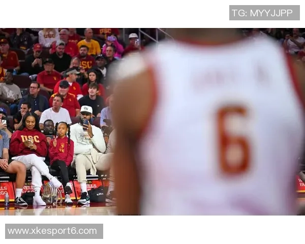 詹姆斯与儿子布朗尼打高尔夫分享珍贵亲子时光感悟人生乐趣 詹姆斯与儿子布朗尼打高尔夫分享珍贵亲子时光感悟人生乐趣